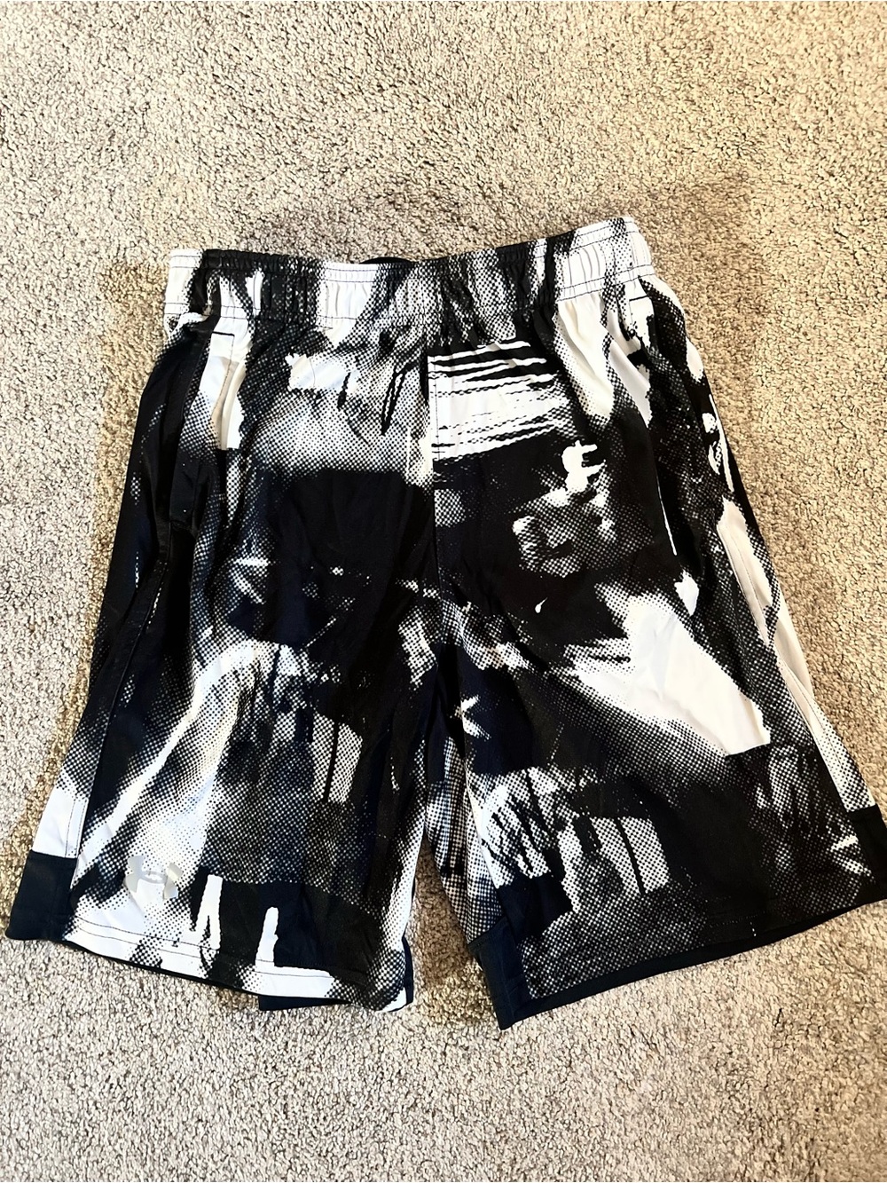 Under Armor Boys YLG Black & White Abstract Print Athletic Drawstring Shorts